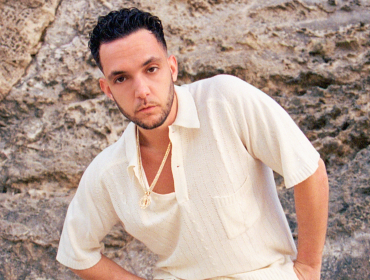 C. Tangana, cuyo nombre real es Antón Álvarez Alfaro, es uno de los artistas más influyentes y versátiles de la música urbana española.