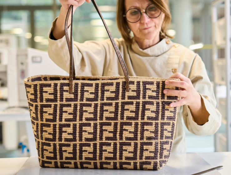 FENDI lanzó su nuevo Roll Bag creado con Made For A Woman (M4W), un proyecto empresarial socialmente responsable dirigido por mujeres y centrado en ellas y dedicado a empoderar a las artesanas malgaches, para el relanzamiento del Roll Bag de inspiración archivística presentado en la Colección Verano 2024.