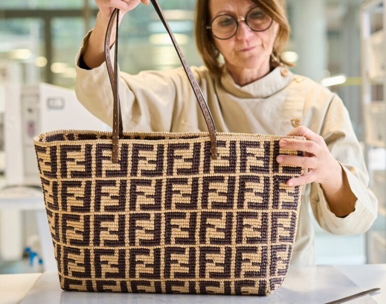 FENDI lanzó su nuevo Roll Bag creado con Made For A Woman (M4W), un proyecto empresarial socialmente responsable dirigido por mujeres y centrado en ellas y dedicado a empoderar a las artesanas malgaches, para el relanzamiento del Roll Bag de inspiración archivística presentado en la Colección Verano 2024.