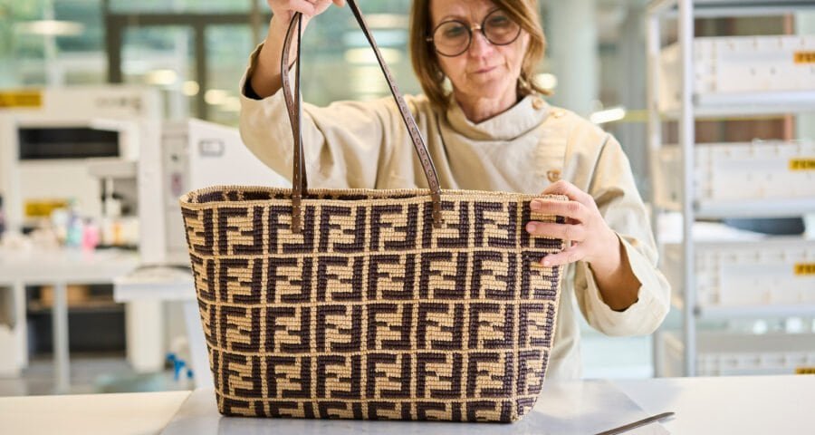 FENDI lanzó su nuevo Roll Bag creado con Made For A Woman (M4W), un proyecto empresarial socialmente responsable dirigido por mujeres y centrado en ellas y dedicado a empoderar a las artesanas malgaches, para el relanzamiento del Roll Bag de inspiración archivística presentado en la Colección Verano 2024.