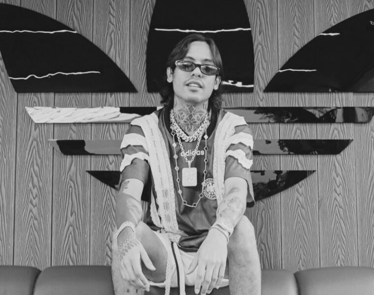 Natanael Cano en total look Adidas