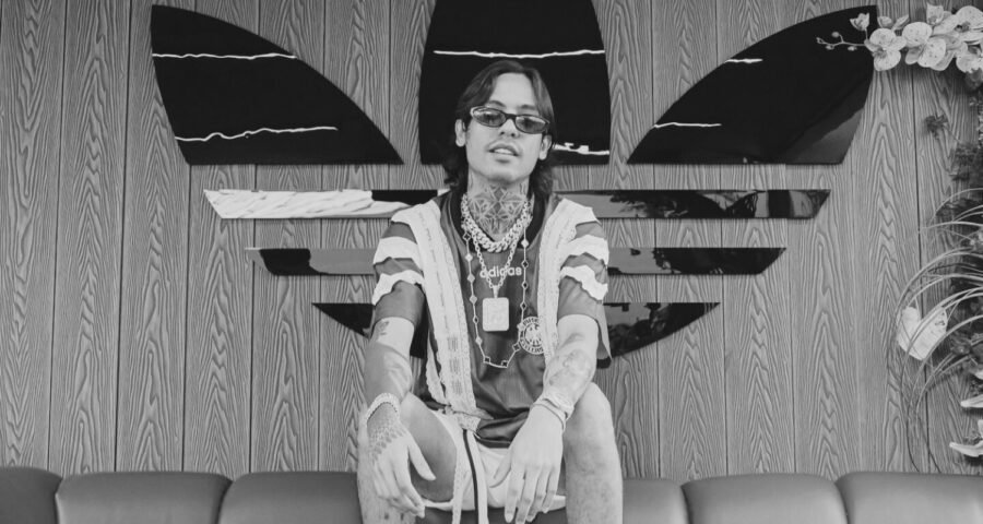 Natanael Cano en total look Adidas