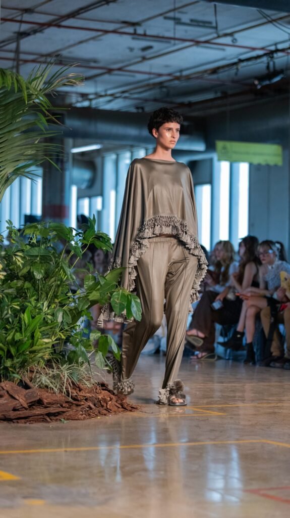 Atuendo monocromático con holanes de Bless. 