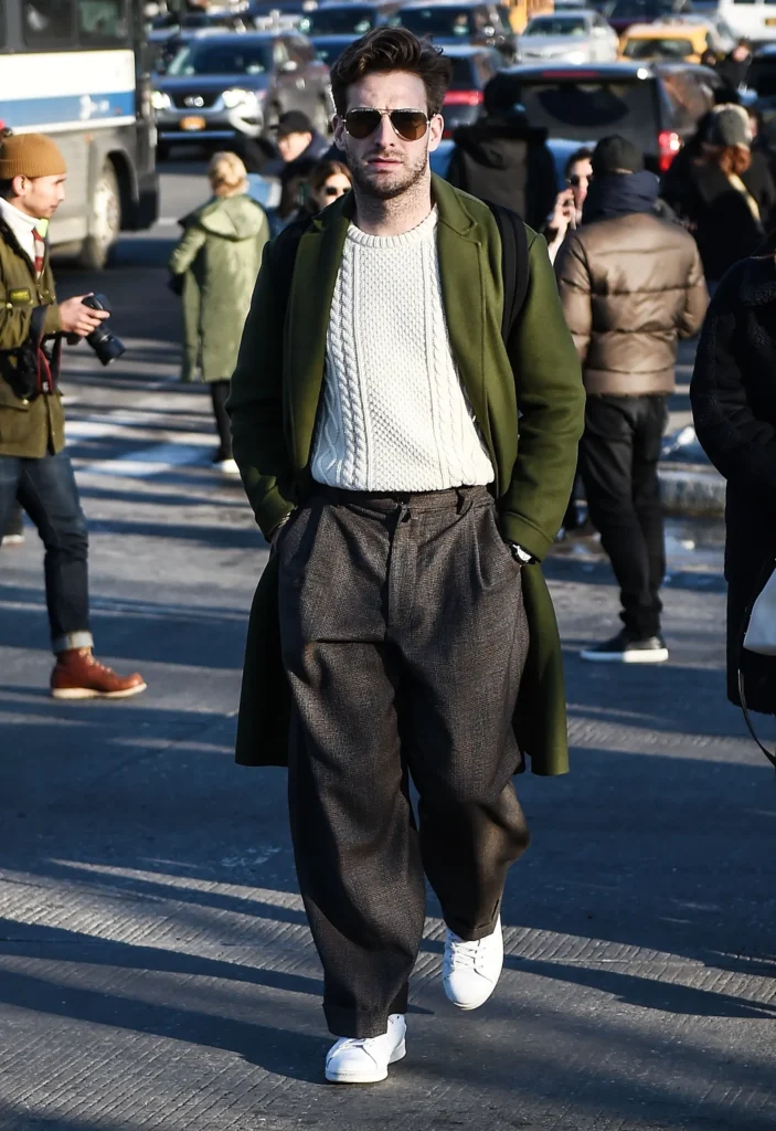 Streetstyle de Paris Fashion Week, pantalón baggy formal. Foto: Cortesía.