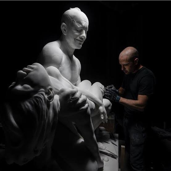 Escultor trabajando mármol