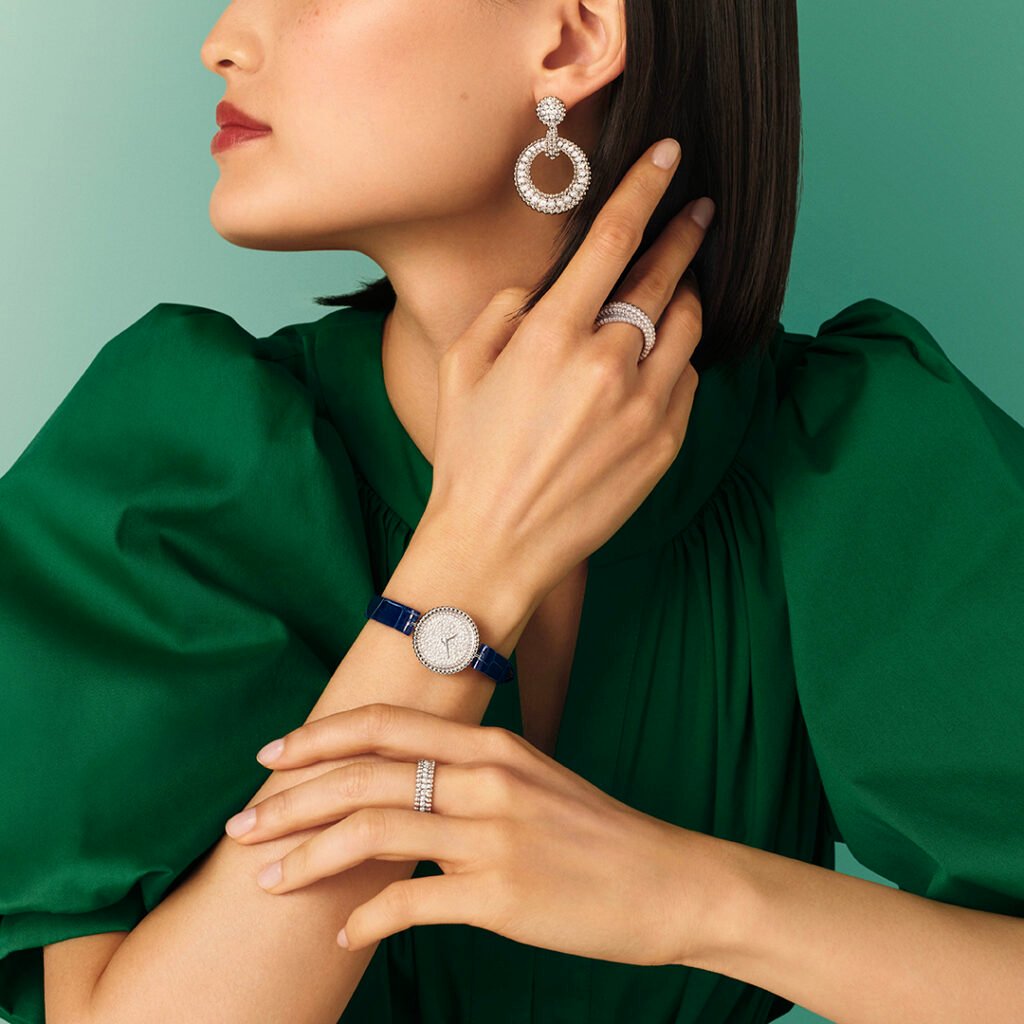 Pulseras, anillos y pendientes con el resplandor del oro amarillo. 