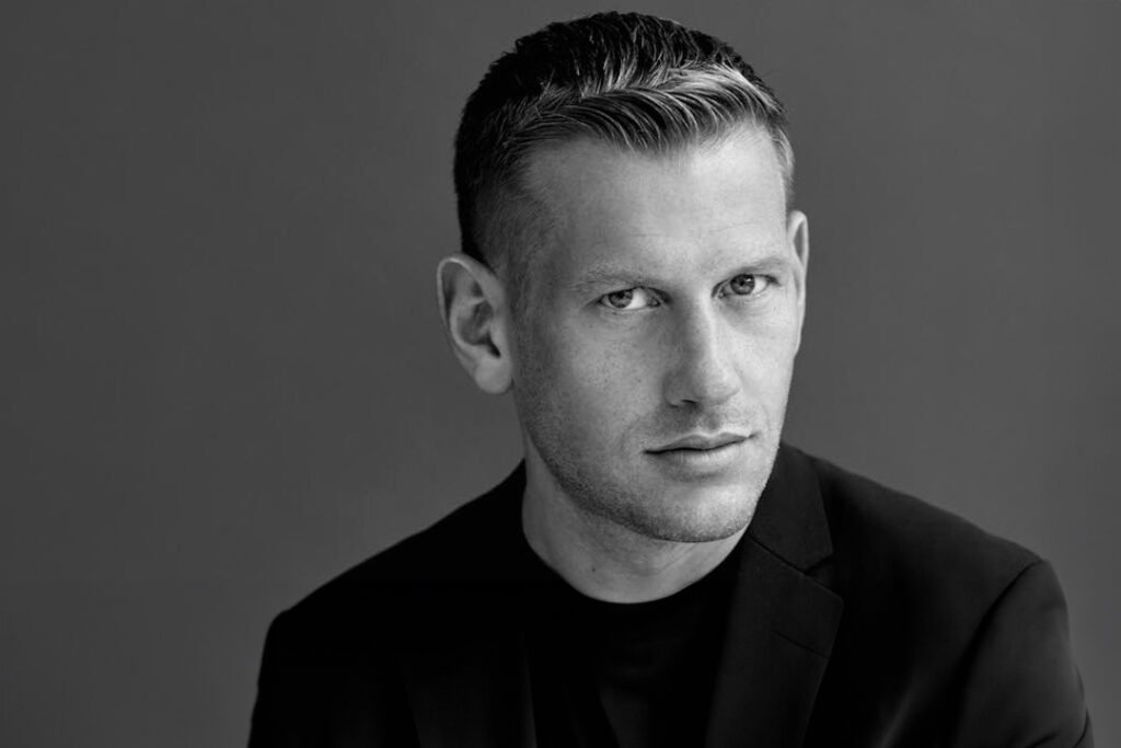 Paul Andrew asume la dirección creativa de Sergio Rossi.