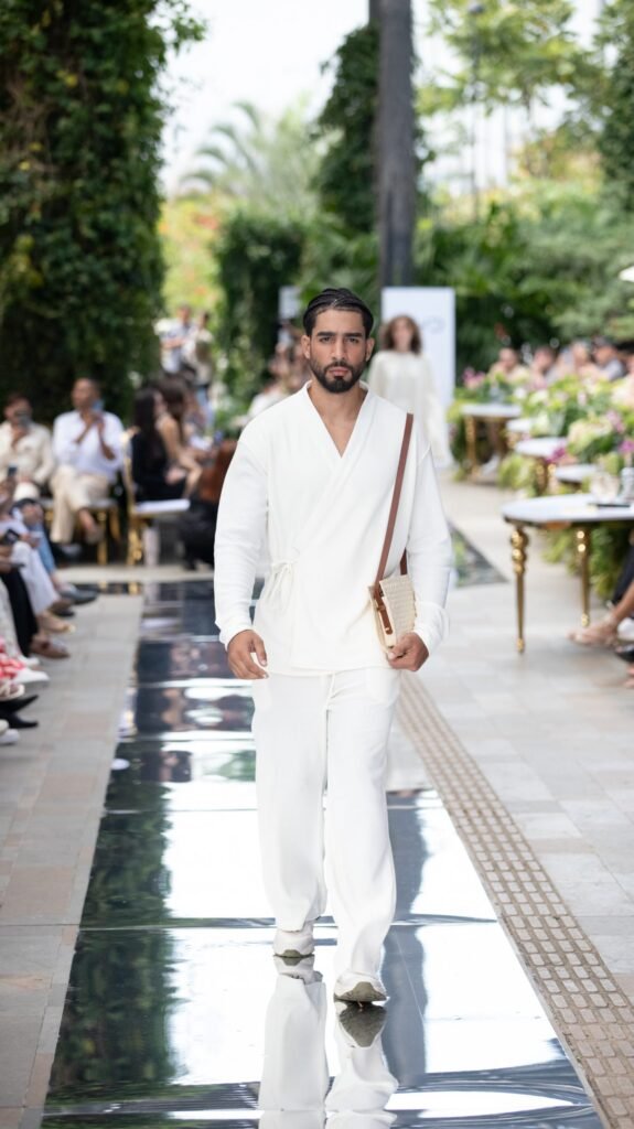 Atuendo casual monocromático.