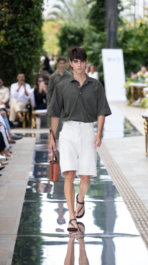 Bermuda y camisa tipo Polo de Toscano.