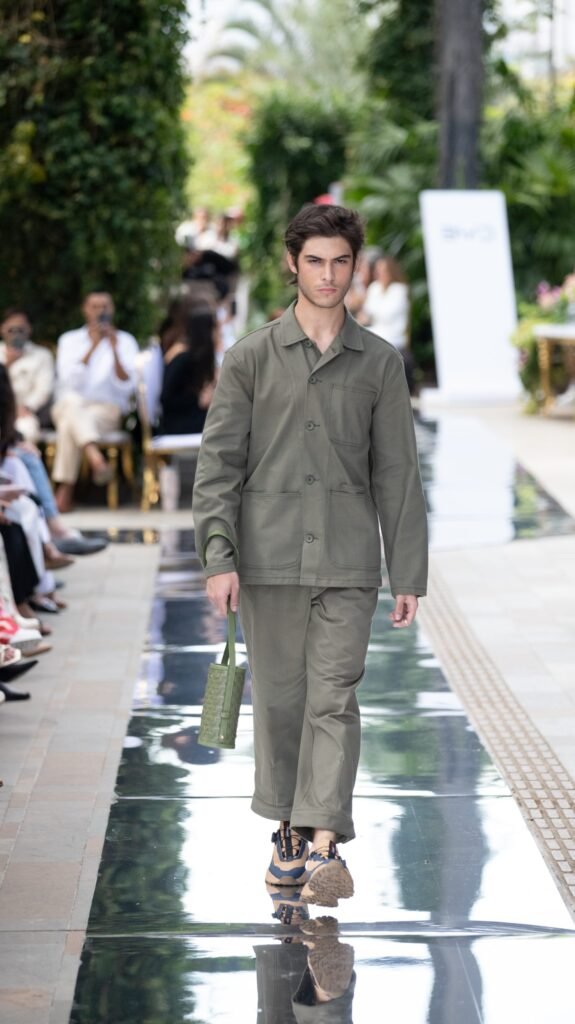 Juego monocromático en verde olivo.