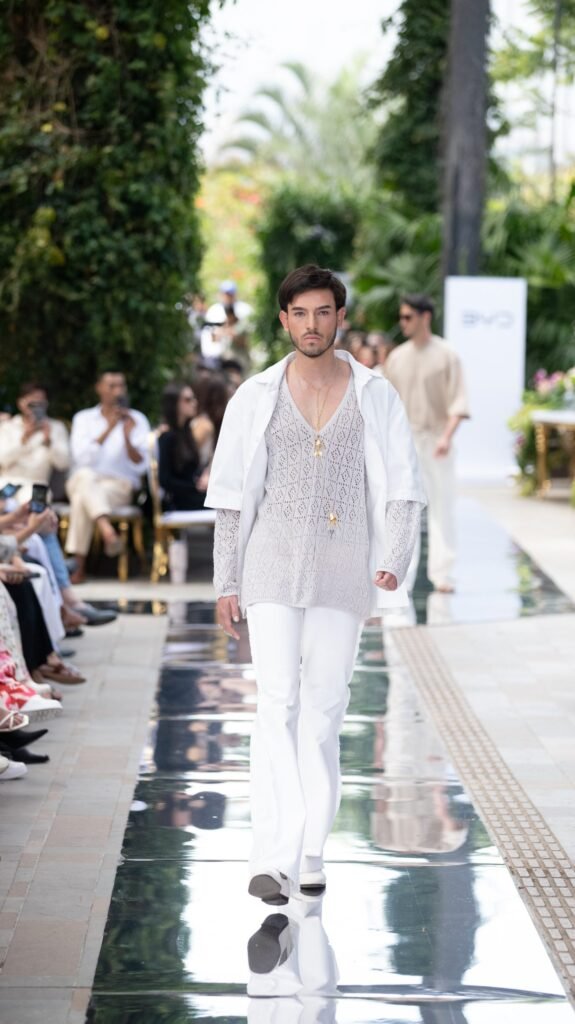 Atuendo monocromático con camisola tejida.