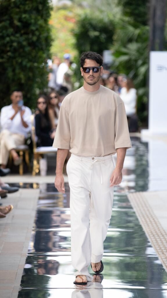 Playera básica con pantalones blancos.