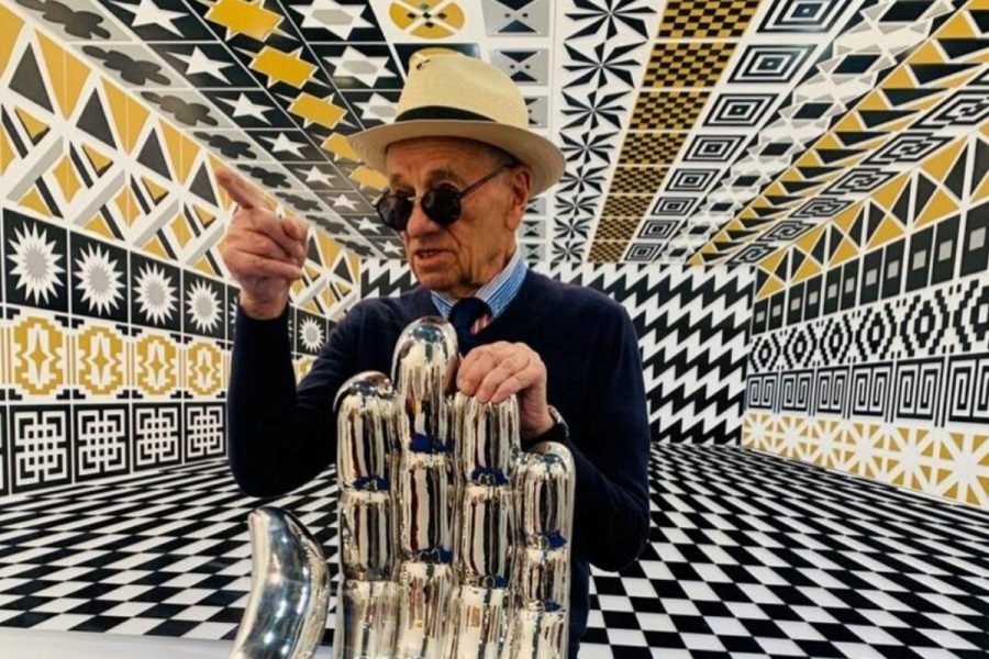 Pedro Friedeberg con su obra.