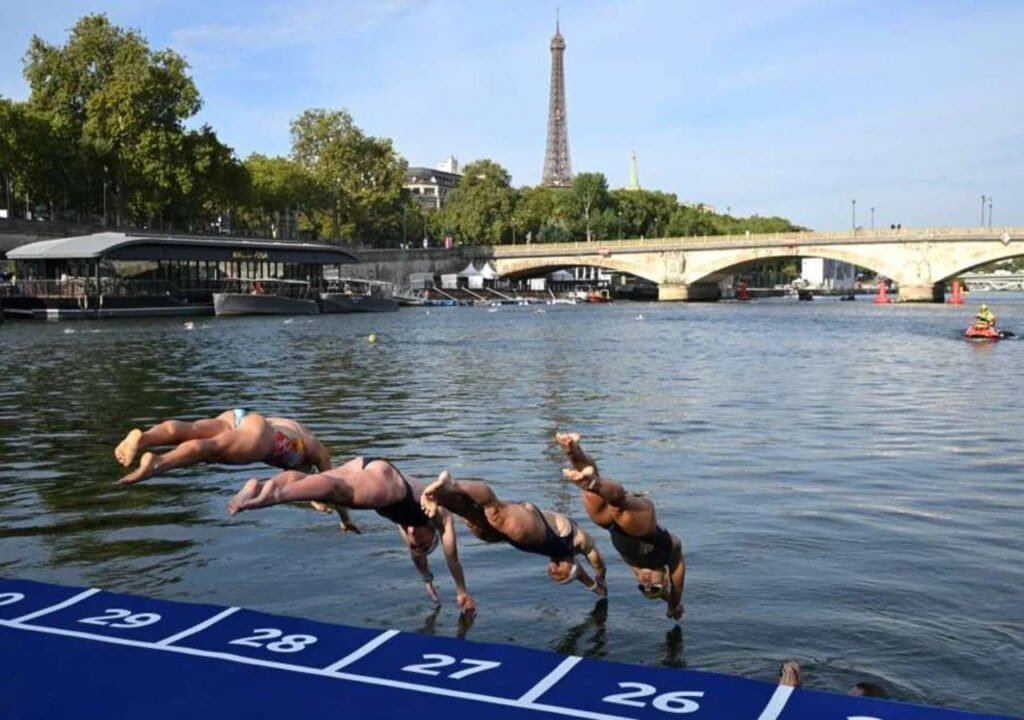 Practicantes de nado abierto en el Río Sena de París.