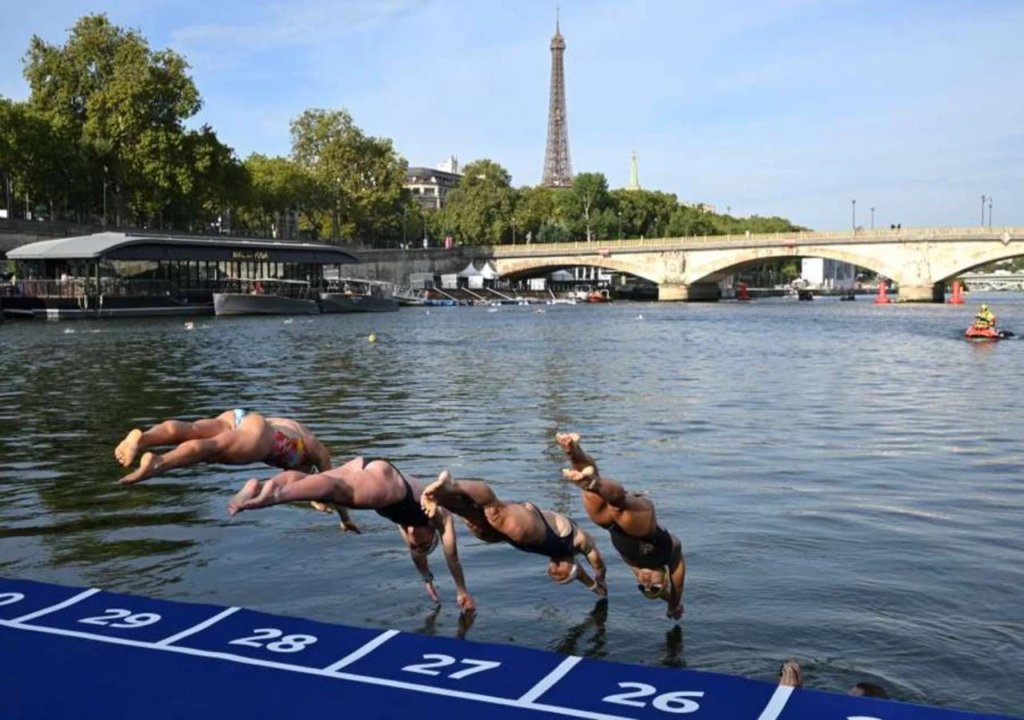 Practicantes de nado abierto en el Río Sena de París.
