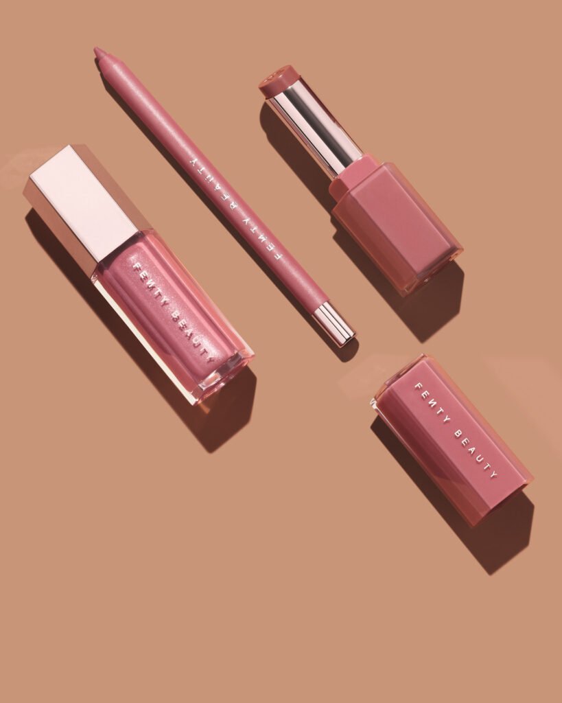 Fenty Beauty ha continuado expandiendo su línea de productos, incluyendo una gama más amplia de tonos y lanzando nuevos productos regularmente.
