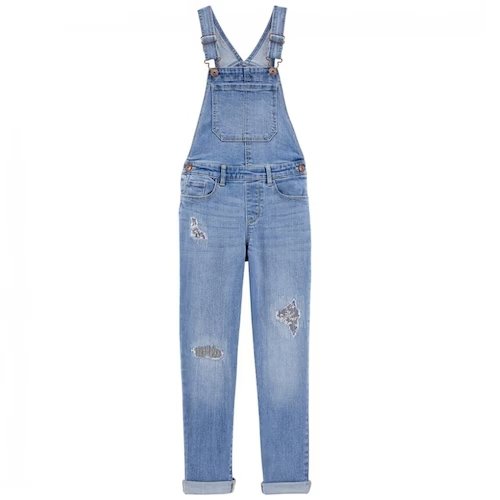 El overol, conocido como peto o mono, es una prenda que ha recorrido un largo camino desde sus orígenes como ropa de trabajo hasta convertirse en un ícono de la moda. 