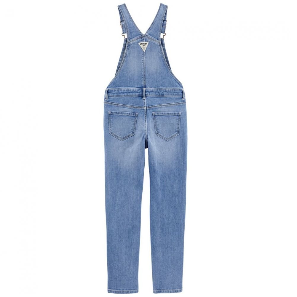 El overol, conocido como peto o mono, es una prenda que ha recorrido un largo camino desde sus orígenes como ropa de trabajo hasta convertirse en un ícono de la moda. 