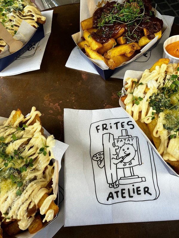 Papas fritas con aderezo de Frites Atelier en Francia.
