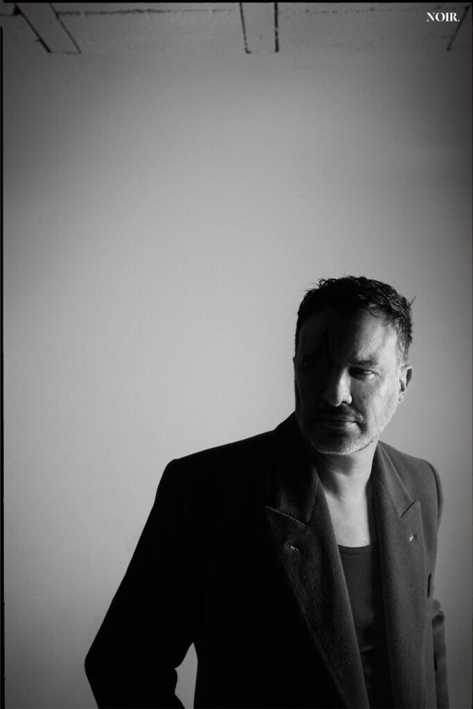 Look: Abrigo Balenciaga y pantalón BOSS.