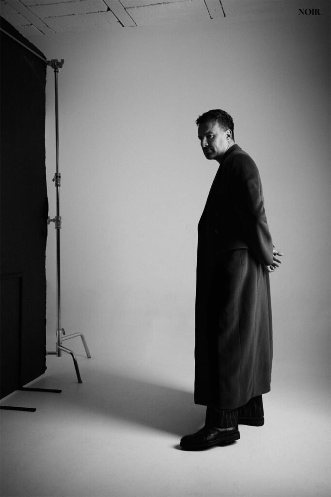 Look: Abrigo Balenciaga y pantalón BOSS.