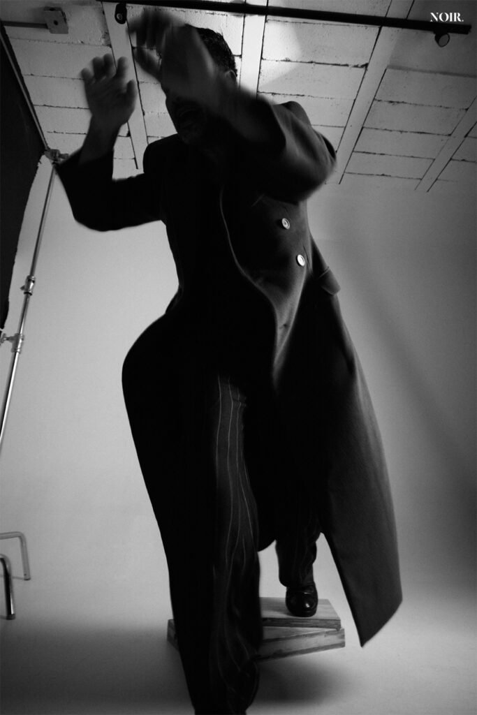 Look: Abrigo Balenciaga y pantalón BOSS.