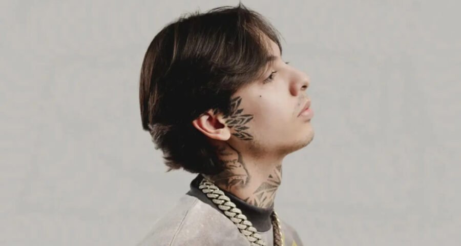 Natanael Cano comenzó su carrera con tan solo 9 años de edad y se dio a conocer a través de las redes sociales y plataformas de streaming compartiendo su música.
