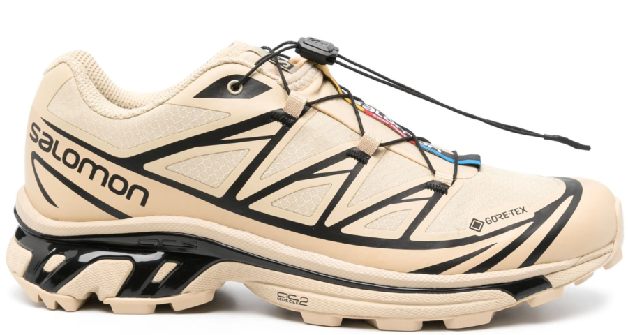 Salomon es una marca francesa conocida por su equipo y calzado para deportes al aire libre, especialmente en actividades como el trail running.