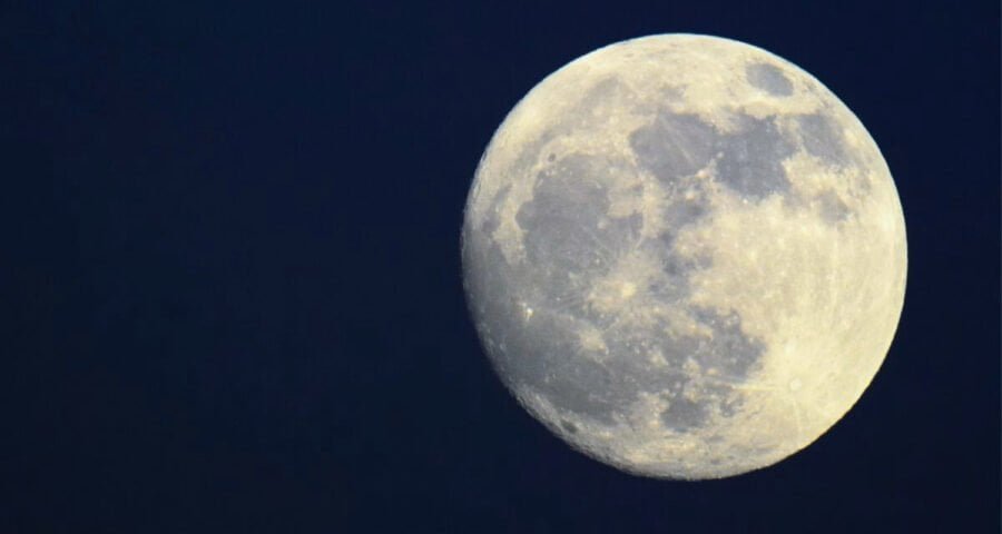 La luna llena azul, funciona de manera benéfica para el ambiente, su energía positiva que será percibida podrá atraer a tu vida con ciertos rituales con mayor concentración, es buen momento para manifestar, orar y sobretodo meditar.