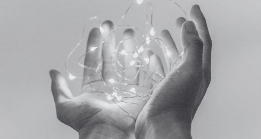Reiki es una práctica de curación espiritual y física que se originó en Japón a principios del siglo XX.