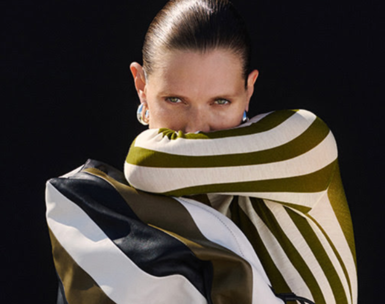 La tendencia de las ‘rayas en la ropa’  es un estilo clásico que ha evolucionado adaptándose a diversas épocas y modas sin perder su esencia.