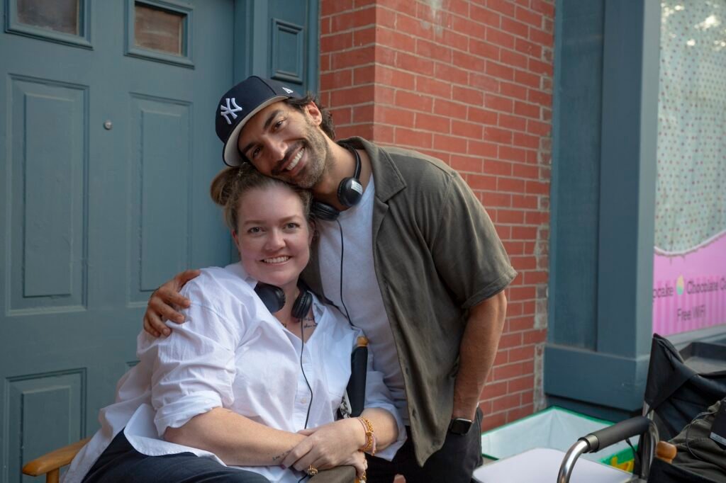Colleen Hoover y Justin Baldoni en el set de It End With Us