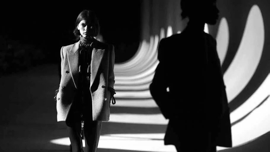 YSL runway moda andrógina Paris Fashion Week.