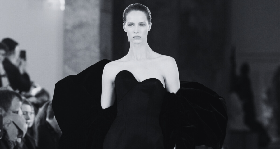 El ‘strapless’ es un tipo de prenda de vestir, generalmente un vestido o un top, que se caracteriza por no tener tirantes ni mangas, dejando los hombros y la parte superior del pecho descubiertos.