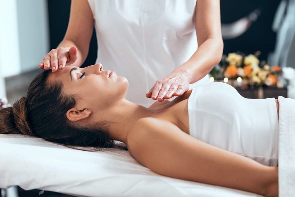 Reiki es un tipo de medicina alternativa japonesa considerada como pseudoterapia​​​ englobada dentro de las 'terapias de energía'. 
