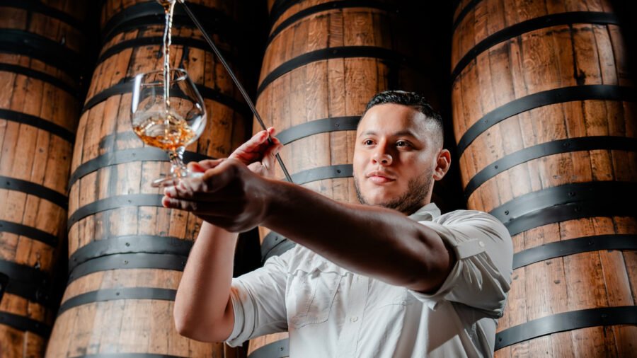Servicio de ron desde cañita en la experiencia Flor de Caña.