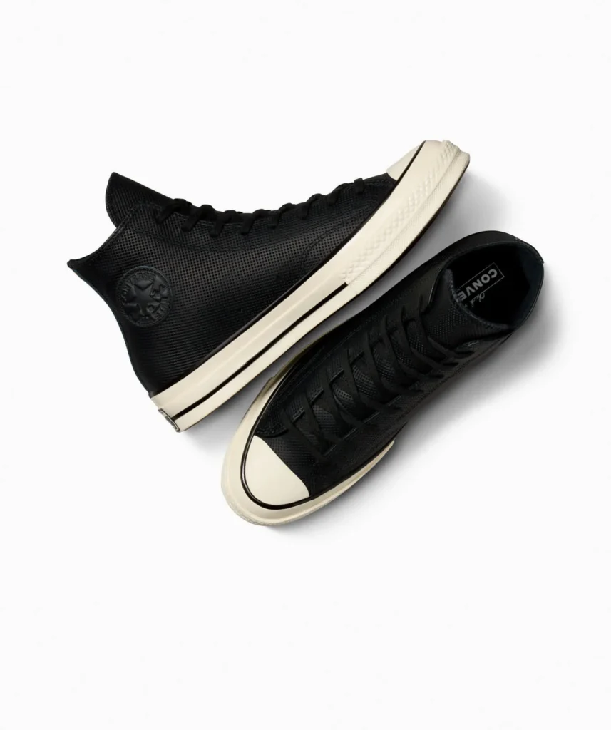 Estos botines están disponibles en diferentes materiales, como lona, cuero, y gamuza. La elección del material puede influir en la durabilidad, resistencia a la intemperie, y el nivel de comodidad del calzado.