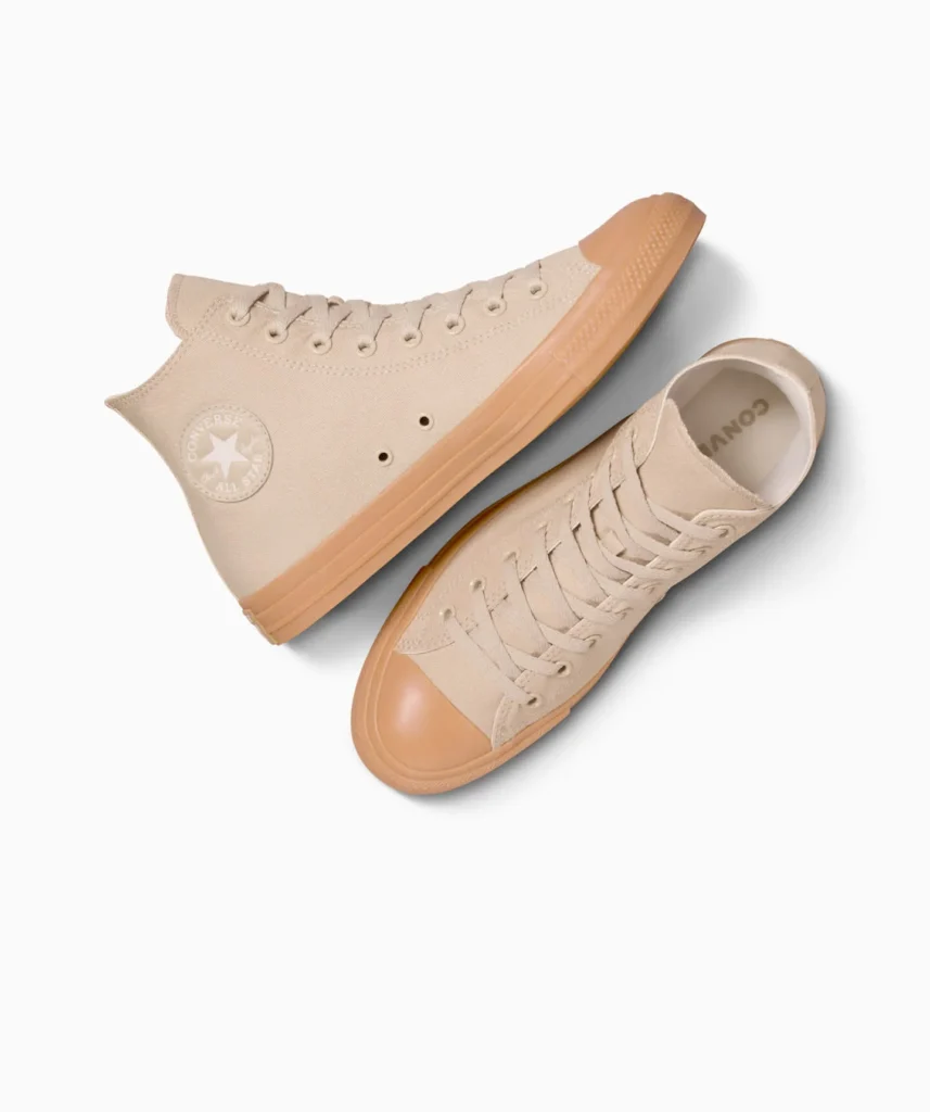 Estos botines están disponibles en diferentes materiales, como lona, cuero, y gamuza. La elección del material puede influir en la durabilidad, resistencia a la intemperie, y el nivel de comodidad del calzado.