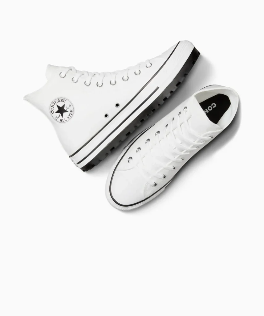 Estos botines están disponibles en diferentes materiales, como lona, cuero, y gamuza. La elección del material puede influir en la durabilidad, resistencia a la intemperie, y el nivel de comodidad del calzado.