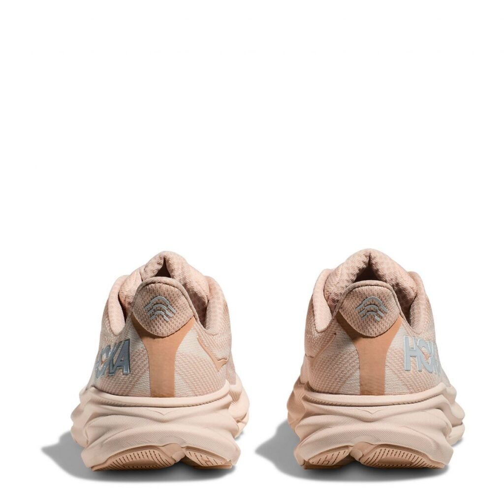 Tenis Hoka femeninos en colores coral. 