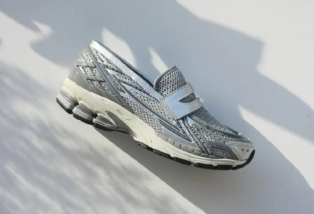 Los New Balance 1906 plateados: un híbrido entre mocasín y tenis deportivo.