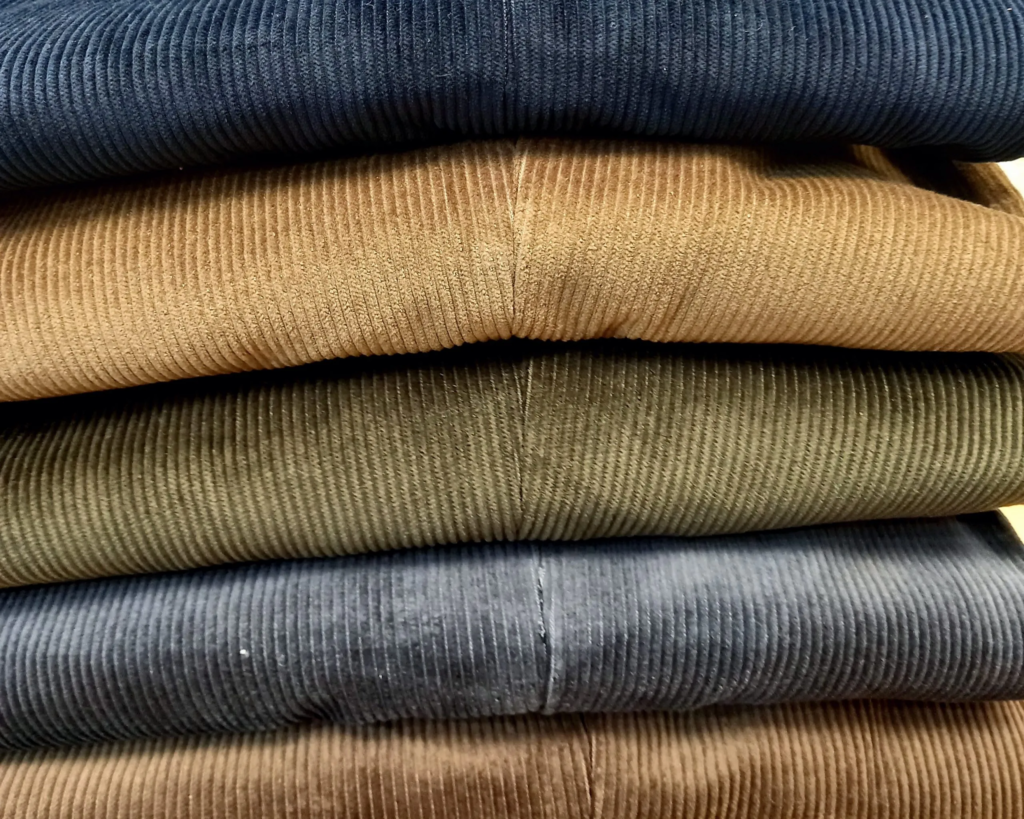 Variedad en colores de pantalones de pana.