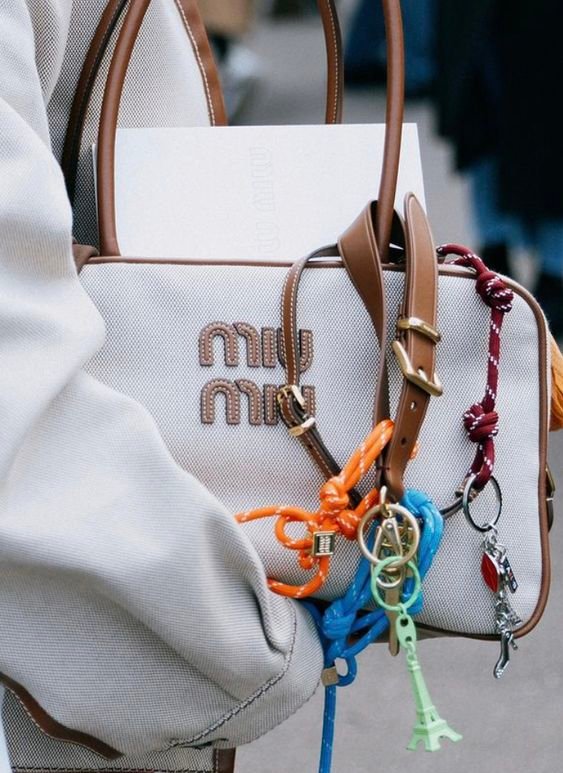 Miu Miu Cord Bracelet stack, el charm perfecto.