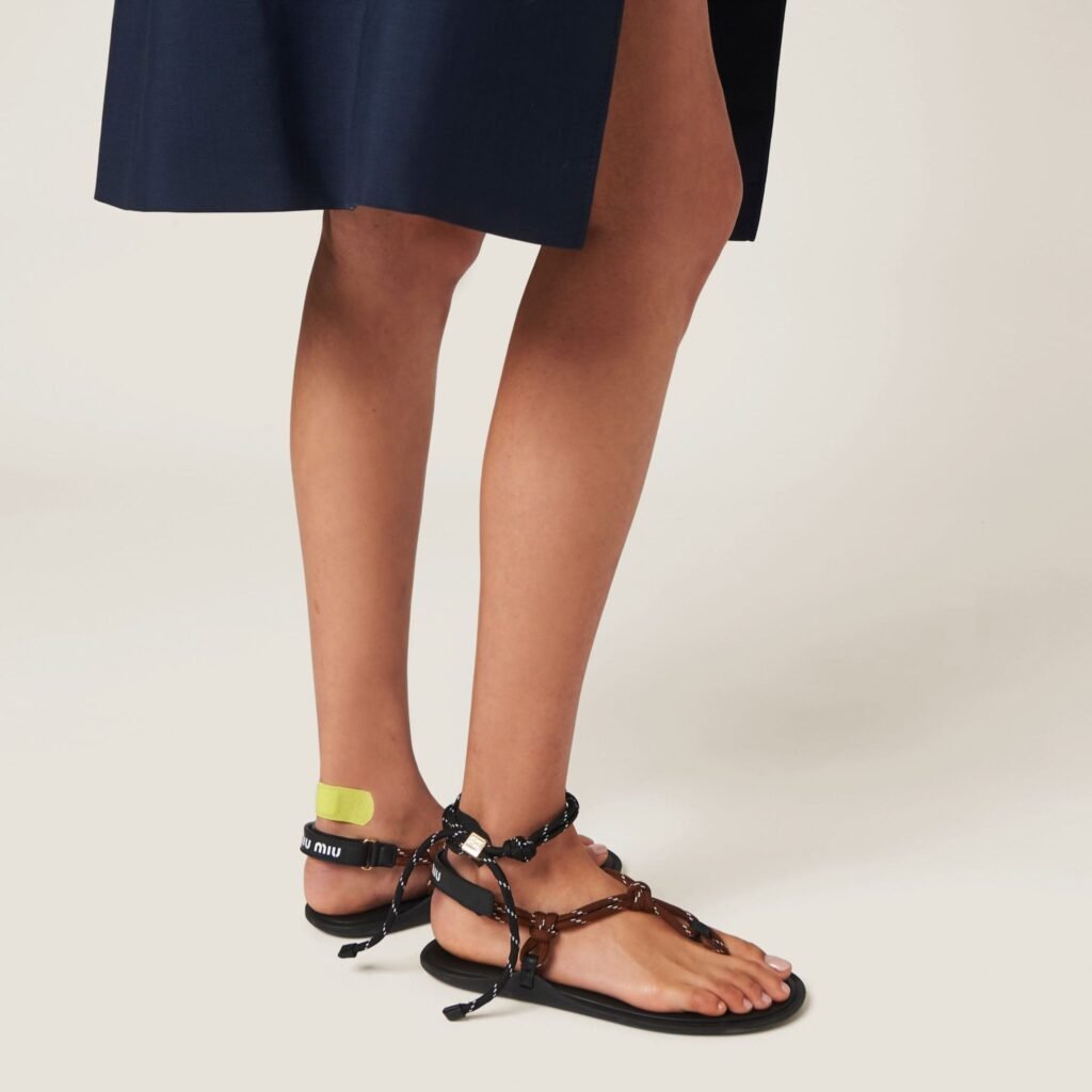 Miu Miu Cord Bracelet como en negro como tobillera. 