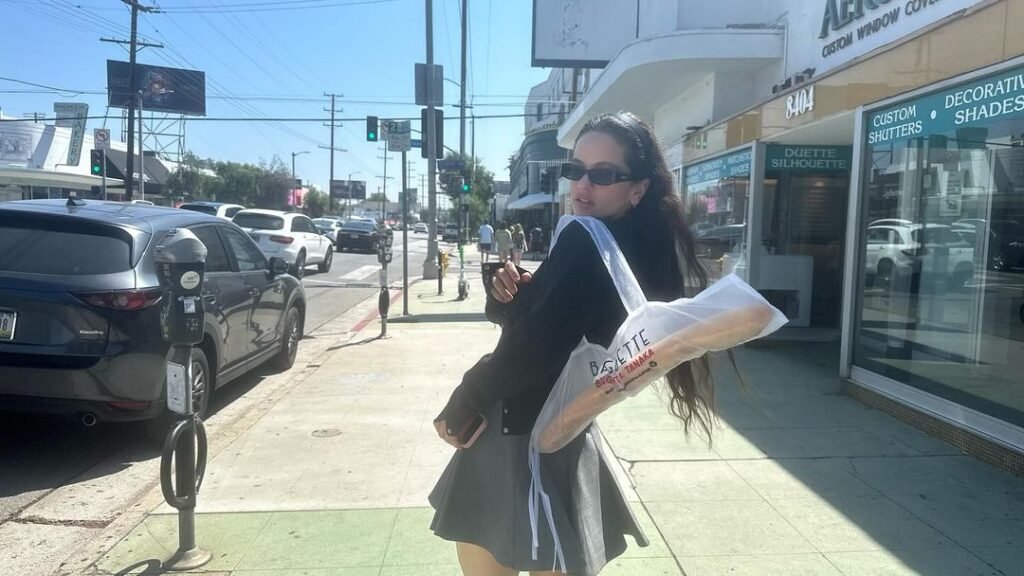 Rosalía combina lo casual con lo chic, incluso cuando compra pan.