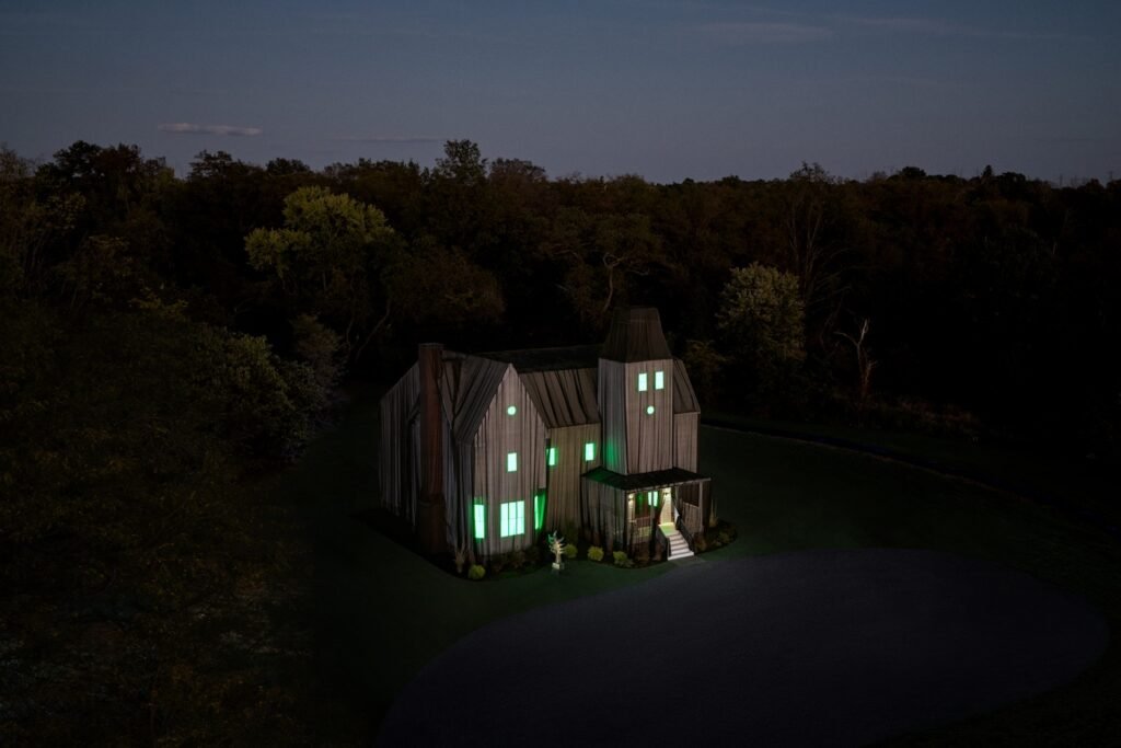 Fachada Mansión Deetz de Beetlejuice de noche