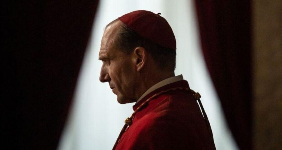 Ralph Fiennes en Cónclave
