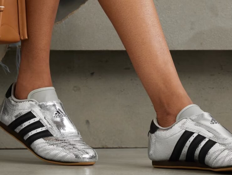 Tenis metálicos color plata.