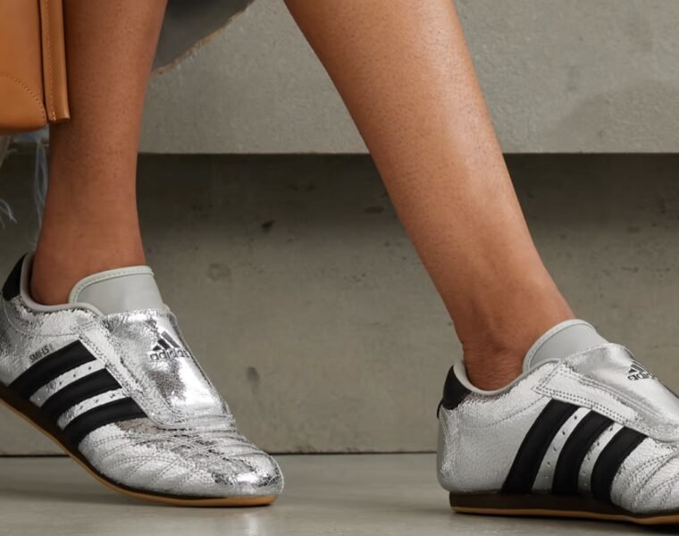 Tenis metálicos color plata.