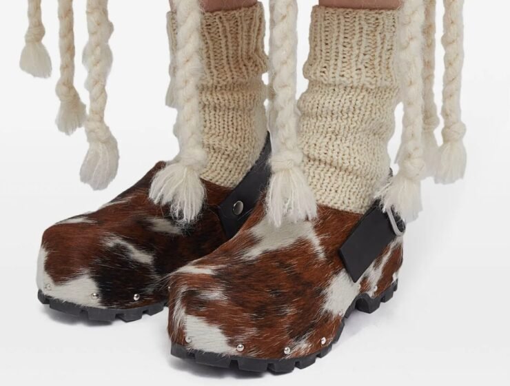 zuecos con estampado de piel de vaca de Jil Sander.